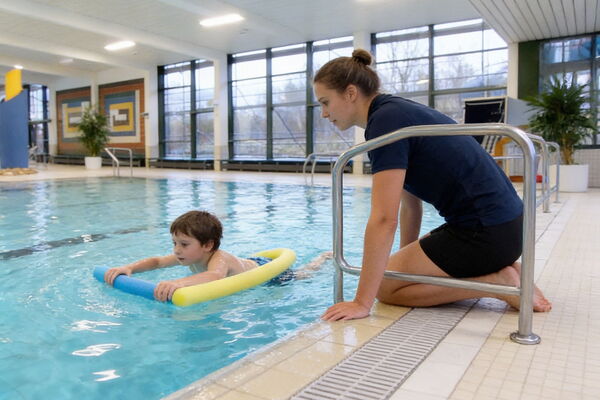 Kinder beim Schwimmunterricht im Hallenbad - professionelle Ausbildung im Uslarer Badeland